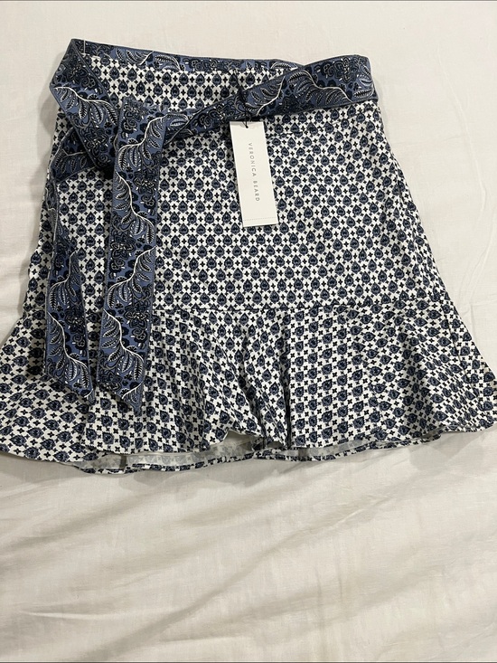Veronica Beard Dresses & Skirts - Veronica Beard Navy and White Printed Mini Skirt with Tie Waist